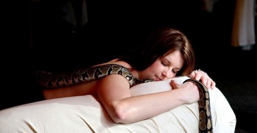 kıza yılanlı masaj